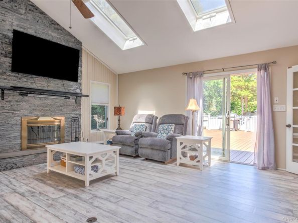 20 Sandpiper Lane, Coram NY 11727
