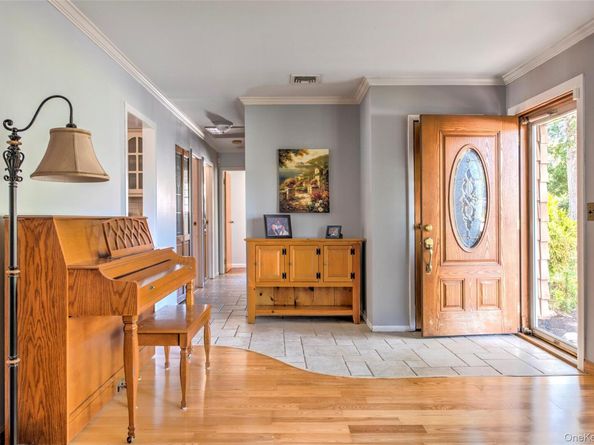 20 Sandpiper Lane, Coram NY 11727