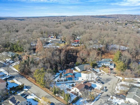 3 New Jersey Court, Dix Hills NY 11746
