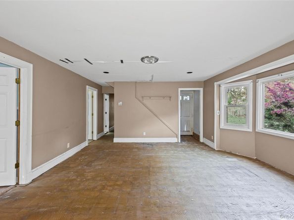 10 West Street, Middle Island NY 11953