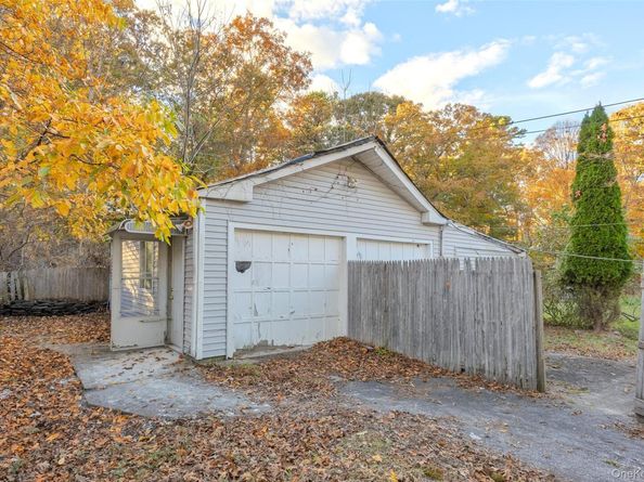 10 West Street, Middle Island NY 11953