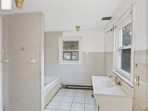 10 West Street, Middle Island NY 11953