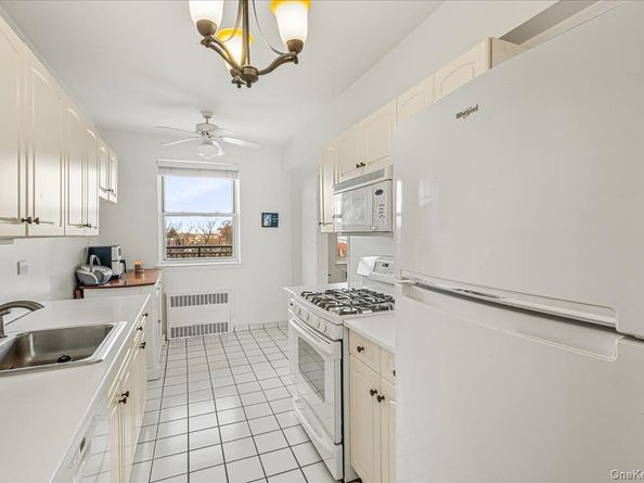 16201 Powells Cove Boulevard 6K, Beechhurst NY 11357