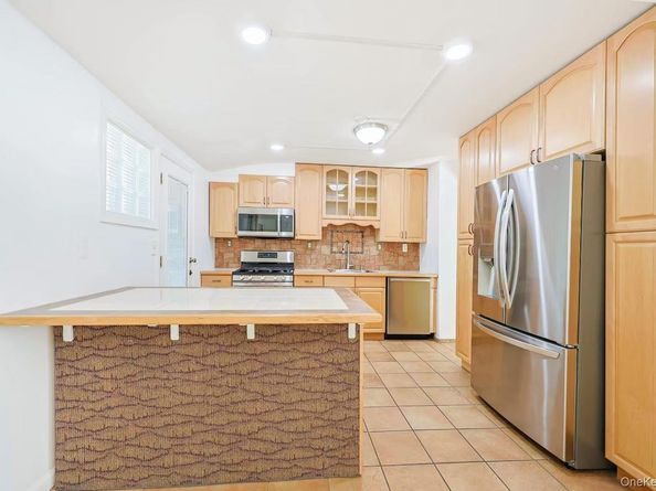 15 Mayflower Lane, East Setauket NY 11733