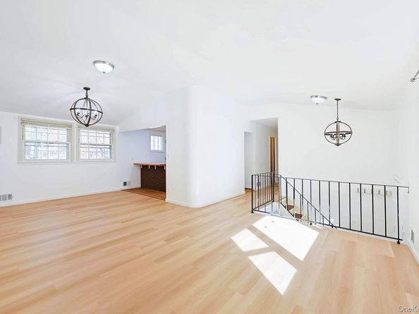 15 Mayflower Lane, East Setauket NY 11733