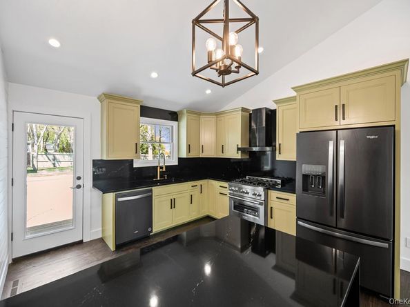 10 Shinnecock Lane, Hampton Bays NY 11946