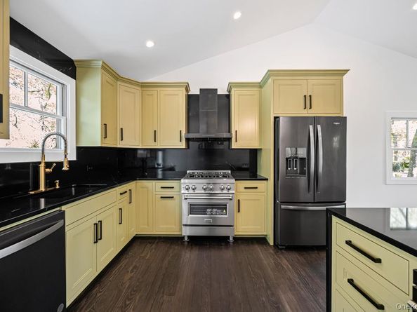 10 Shinnecock Lane, Hampton Bays NY 11946