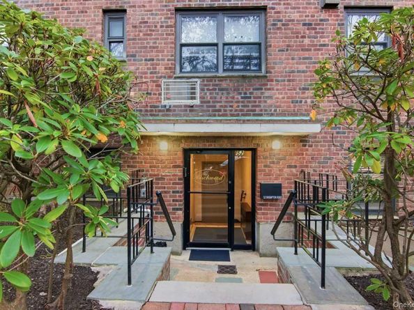 52 Brompton Road 52, Great Neck NY 11021