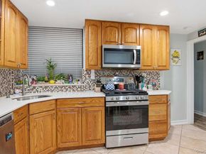 52 Brompton Road 52, Great Neck NY 11021