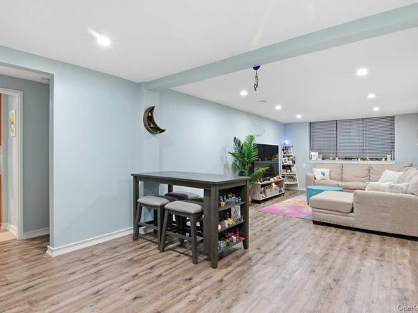 52 Brompton Road 52, Great Neck NY 11021