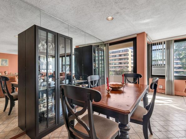 10-01 162 St 4A, Beechhurst NY 11357