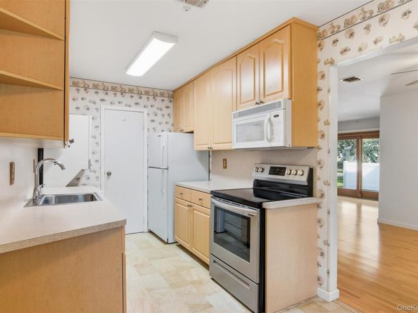 607 Cabot Court E 607, Saint James NY 11780