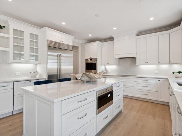 46 Plainview Road, Woodbury NY 11797