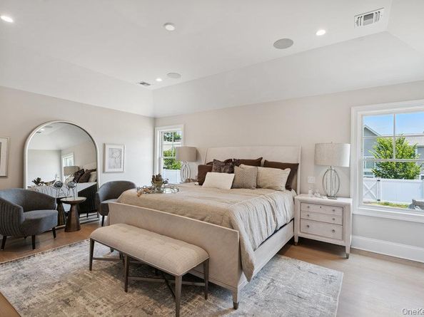 46 Plainview Road, Woodbury NY 11797