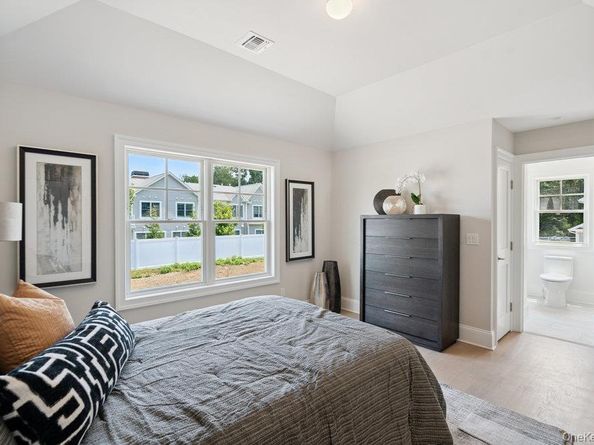 46 Plainview Road, Woodbury NY 11797