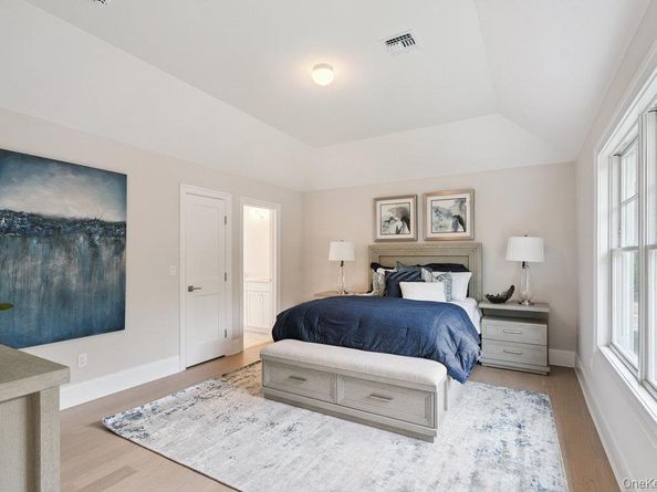 46 Plainview Road, Woodbury NY 11797