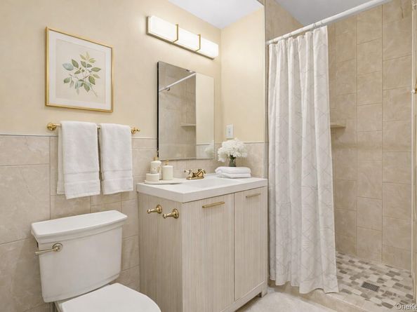 18 Granada Crescent 13, White Plains NY 10603