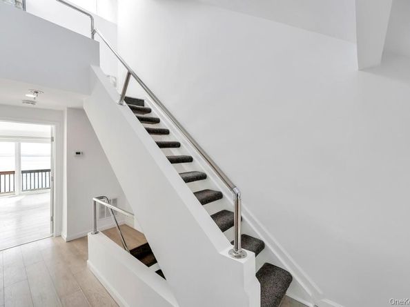 7 Waters Edge 7, Shirley NY 11967