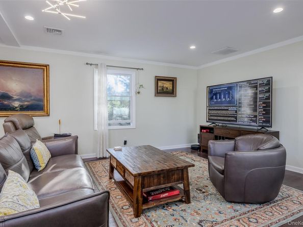 3 Earl Road, Melville NY 11747