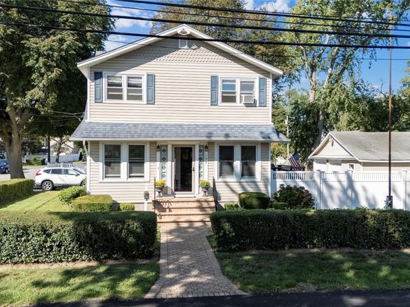 197 S 4th Street, Lindenhurst NY 11757
