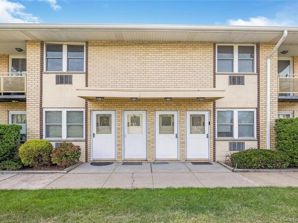 700 Broadway 28, Amityville NY 11701