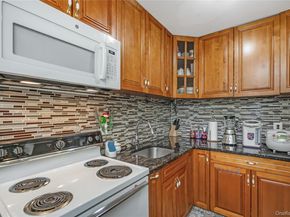 700 Broadway 28, Amityville NY 11701