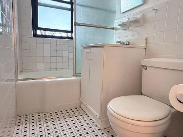 99-60 63rd road APT 5W, Rego Park NY 11374