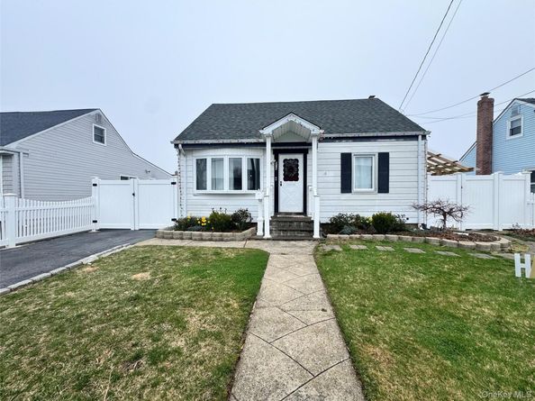 315 Cedar Court, Copiague NY 11726