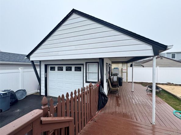 315 Cedar Court, Copiague NY 11726