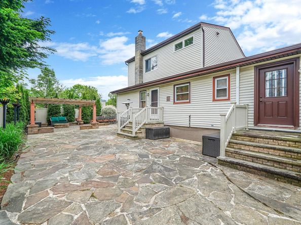 2 Burnett Avenue, Bay Shore NY 11706