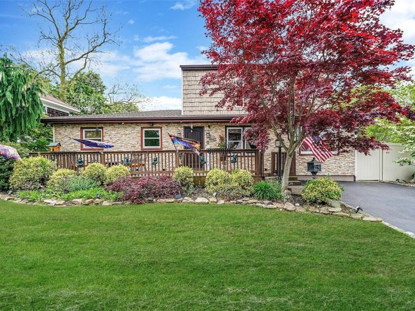 2 Burnett Avenue, Bay Shore NY 11706