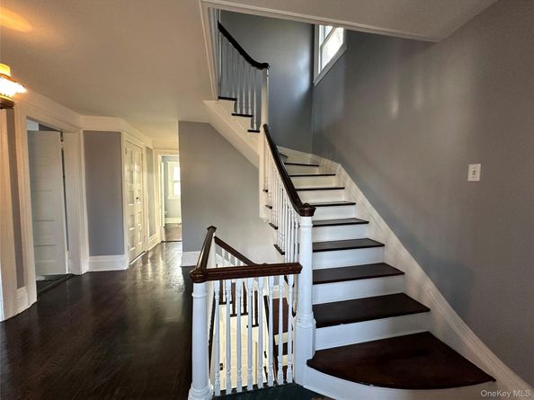 8 The Serpentine, New Rochelle NY 10801