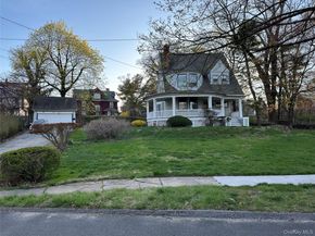 8 The Serpentine, New Rochelle NY 10801