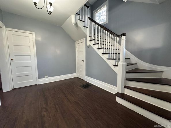 8 The Serpentine, New Rochelle NY 10801