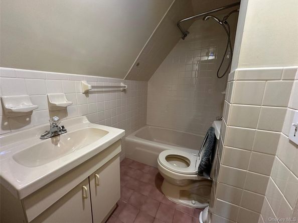 8 The Serpentine, New Rochelle NY 10801