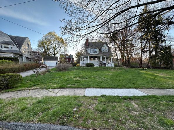8 The Serpentine, New Rochelle NY 10801