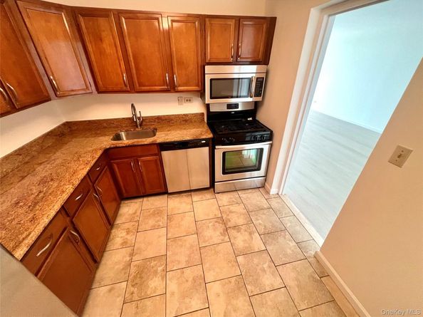1 BAY CLUB Drive 12 B, Bayside NY 11360