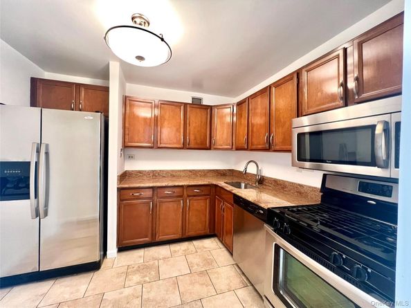 1 BAY CLUB Drive 12 B, Bayside NY 11360
