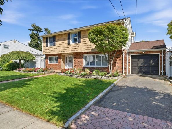 195 N Utica Avenue, Massapequa NY 11758