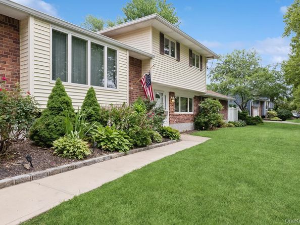 10 Wisteria Way, Commack NY 11725