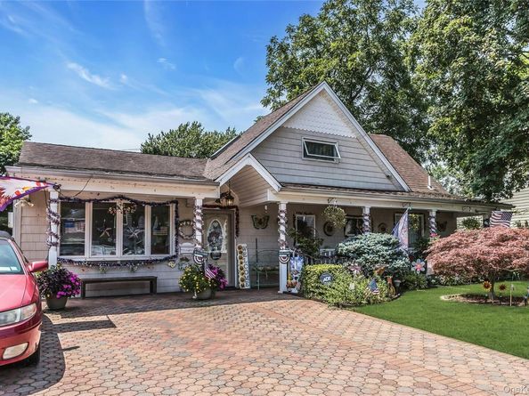 18 Hedge Lane, Westbury NY 11590