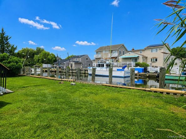 2706 Peconic Avenue, Seaford NY 11783