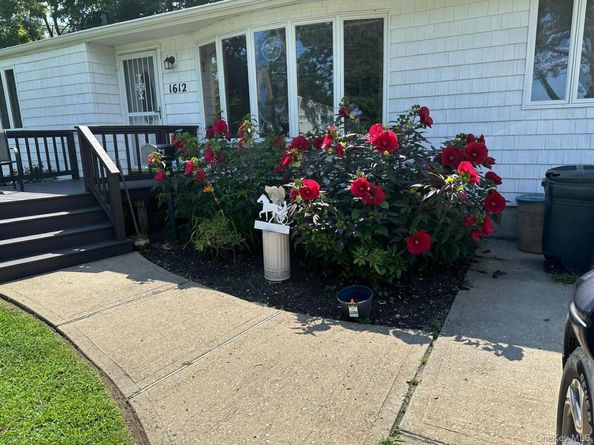 1612 N Gardiner Drive, Bay Shore NY 11706