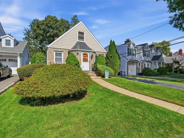 39 Primrose Drive, New Hyde Park NY 11040