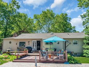 25 Del Place, Hauppauge NY 11788