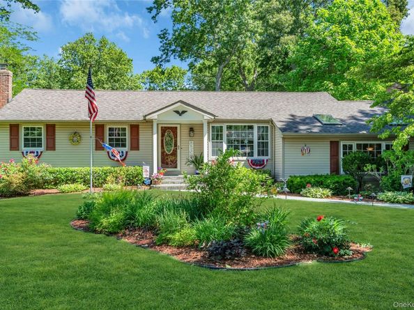 25 Del Place, Hauppauge NY 11788