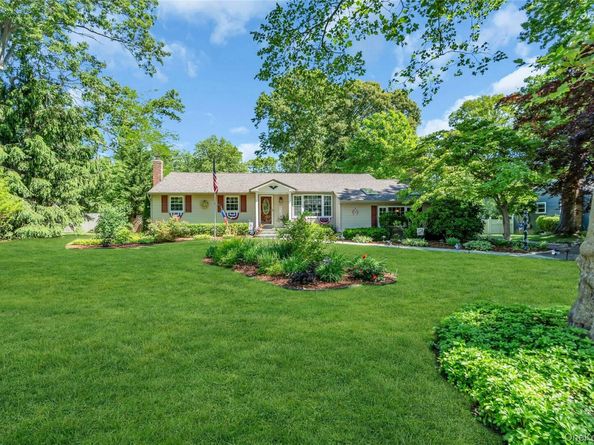 25 Del Place, Hauppauge NY 11788
