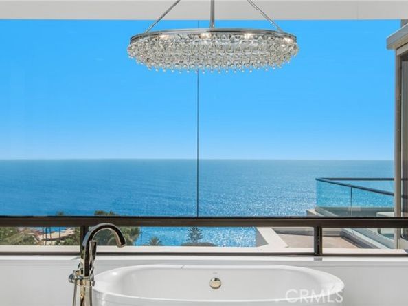 2492 Glenneyre Street, Laguna Beach CA 92651