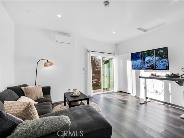 22137 Gault Street, Canoga Park (los Angeles) CA 91303