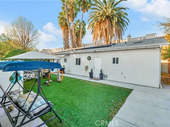 22137 Gault Street, Canoga Park (los Angeles) CA 91303